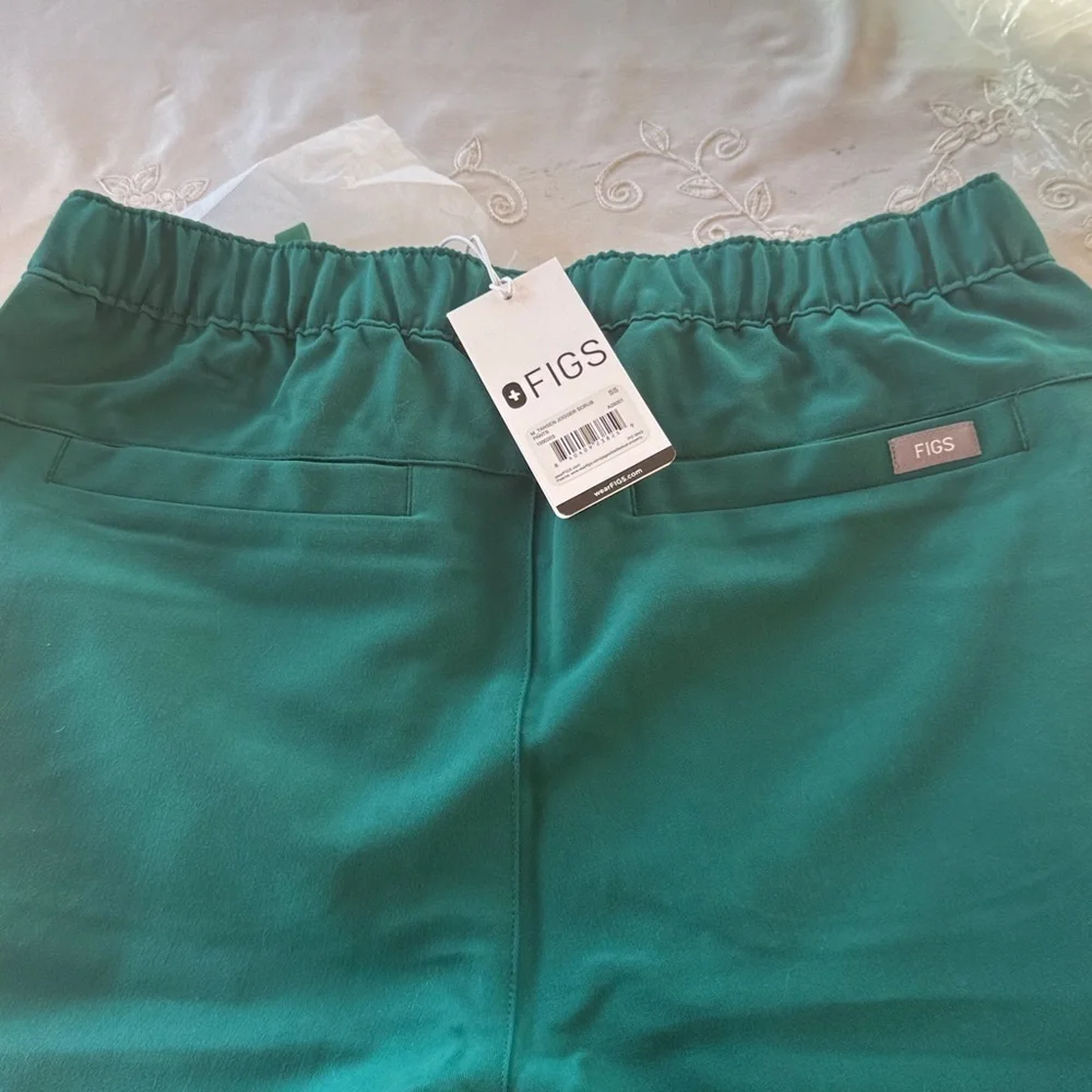 FIGS Tanson jogger scrub men’s small short length.